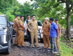 Bencana Banjir,  Suardi Saleh Perintahkan Tim Tangani Kerusakan Jalan Longsor.