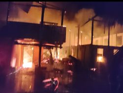 Diduga Listrik Arus Pendek Akibatnya  Dua Rumah Ludes Dilalap Api 
