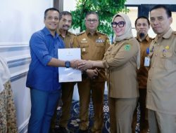 Penyerahan Surat Keputusan Pelaksana Tugas Pejabat RSUD Lapatarai Barru