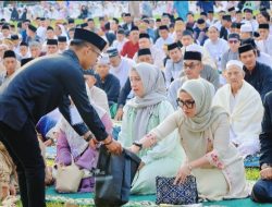 Lapangan Sumpang Binangae Barru Dibanjiri Masyarakat Shalat Berjamaah Bersama Bupati Barru dan Wakil