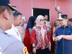 Gubernur Sulsel Serahkan Kunci Rumah Secara Simbolis Didampingi Bupati Barru
