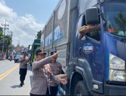 Truck logistik Antri Panjang, Polresta Banyuwangi Bagikan Nasi Kotak