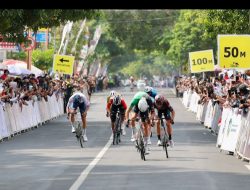 Sengit, Pembalap Belanda Juara Etape I Tour de Banyuwangi Ijen 2025