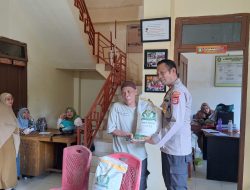 Kapolsek Soreang Polres Parepare Dampingi Penyaluran Beras CBP Untuk 250 Warga Ujung Baru