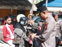 Tumbuhkan Nasionalisme Jelang Hari Kemerdekaan, Kapolres Parepare Turun ke Jalan Lakukan Aksi Bagi dan Pasang Bendera Merah Putih