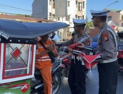 Sambut HUT RI Ke-80, Ditlantas Polda Sulsel Bagikan 680 Bendera Merah Putih Kepada Pengendara