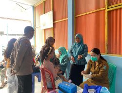 Berikan Rasa Aman, Bhabinkamtibmas Polsek Soreang Dampingi Pemeriksaan Kesehatan Gratis