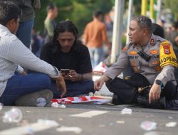 Kesampingkan Pangkat dan Jabatan, Kapolres Parepare Duduk Berbaur dengan Mahasiswa di Aksi Unjuk Rasa DPRD