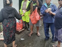 Yayasan Cempaka Putih Nusantara Dan Gajah Purwo Nusantara  Banyuwangi Bagikan 1000 Bungkus Kemasan Nasi Untuk Korban Banjir