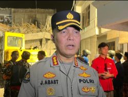 Bangunan Pesantren Runtuh, Personil Polda Jatim Bantu Evakuasi