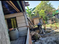 Wanita paruh baya Penerima Bedah Rumah Kecewa Bahan Diambil Kembali Oleh Pendamping