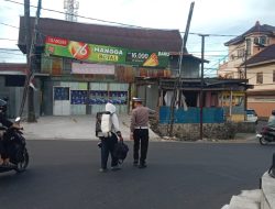 Polantas Polsek Ujung Lakukan Pengendalian Arus Kendaraan, Pelayanan Disiang Hari