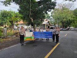 Sambut Hari Lalu Lintas Bhayangkara ke-70, Sat Lantas Polres Parepare Berbagi Sembako untuk Pengayuh Becak