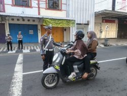 Edukasi Polisi Menyapa, Kasat Lantas Polres Parepare : Bahaya Berkendara Sambil Gunakan Handphone