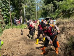 Puluhan Personel Tangani Longsor Akses Malang – Blitar Kembali Lancar