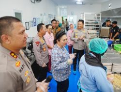 Kapolri dan Ketua Komisi IV DPR RI Tinjau SPPG YKB Polres Karanganyar