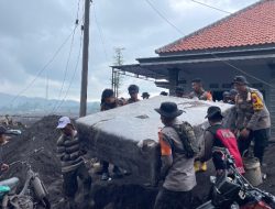 Operasi Kemanusiaan Dampak Erupsi Semeru Diperkuat Satuan Brimob  Polda Jatim
