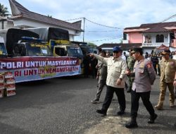 Kapolri Mendampingi Presiden Tinjau  Pengungsian Korban Banjir Tapanuli Tengah