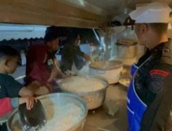 Brimob Operasikan Mobil Dapur Untuk Korban Banjir di Aceh Tamiang