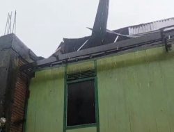 Hanya Hitungan Detik Delapan  Rumah Rusak Parah Diterjang Puting Beliung
