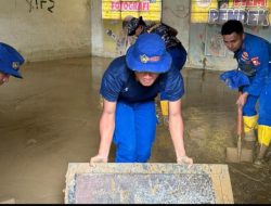 Korpolairud Baharkam Polri Normalisasi Sekolah Terdampak Lumpur di Padang Pariaman