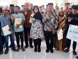 Demi Kepastian Hukum Bupati Ipuk Serahkan 186 Sertifikat Tanah Nelayan Banyuwangi
