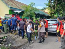 Bhabinkamtibmas Polsek Ujung Dampingi Pembersihan Selokan Buntu di Ujung Bulu