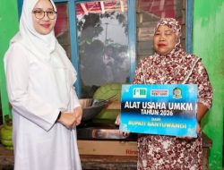 Sasar Ribuan Warung Rakyat, Bupati Ipuk Salurkan Program Wenak