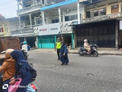 Sat Lantas Parepare Hadir Pagi Hari, Edukasi Helm hingga Bantu Pelajar Menyeberang