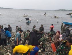 Kerja Bakti Jumat Bersih, TNI-Polri dan Pemkot Parepare Bikin ASRI Pantai Anjungan Cempae
