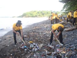 Gerakan Indonesia ASRI, Polisi dan Warga di Parepare Kerja Bersama Bersihkan Pantai