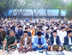 Bupati Yusran Salat Id Di-Pegunungan Pangkep Bersama  Masyarakat Luas
