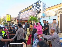 Polres Parepare Bersama Pemain PSM Makassar Tebar Kepedulian Lewat Aksi Bagi Takjil