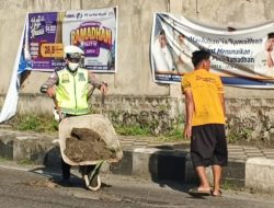 Pentingkan Keselamatan Pengguna Jalan, Polisi Ini Tambal Jalan