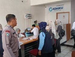 Bhabinkamtibmas Dampingi Penyaluran Bantuan Sosial ATENSI untuk 200 Warga Parepare