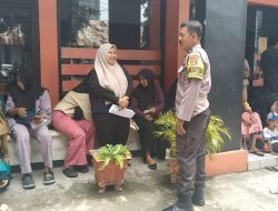 Polisi Dampingi Penyaluran Bantuan ATENSI di Parepare, 200 Warga Terima Voucher Belanja